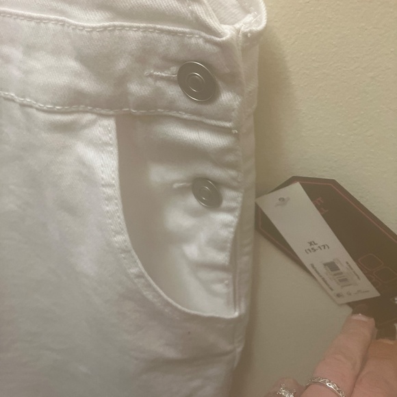 Woman’s White Jean Shorts Overall XL(15-17) - Picture 7 of 9